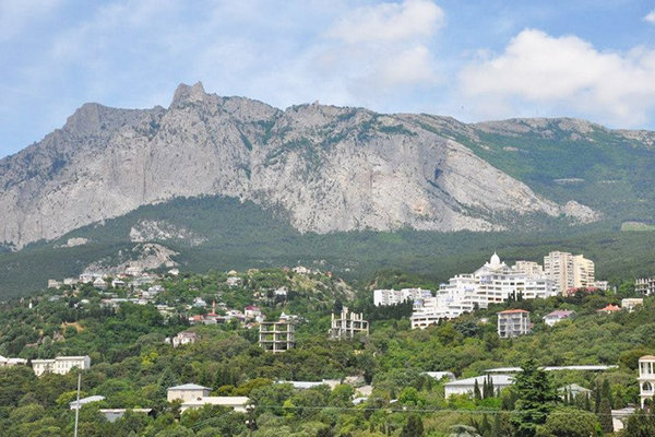Вид на гору Ай-Петри и окрестности