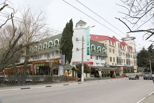 Общий вид на здание гостиницы с ул. Горького