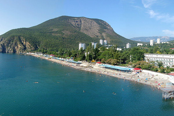 Вид на пляж санатория Крым и гору Аю-Даг