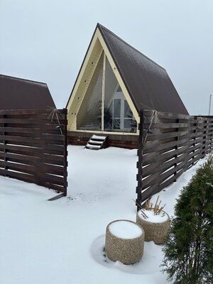 По Щучьему Велению, коричневый домик в стиле A-Frame с чаном — фото 5
