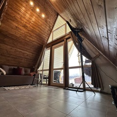 Загородный клуб По Щучьему Велению, коричневый домик в стиле A-Frame с чаном, Новая Усмань, Воронежская область