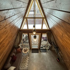 Загородный клуб По Щучьему Велению, коричневый домик в стиле A-Frame с чаном, Новая Усмань, Воронежская область