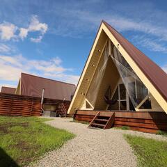 Загородный клуб По Щучьему Велению, коричневый домик в стиле A-Frame на берегу реки, Новая Усмань, Воронежская область