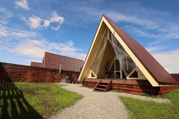 По Щучьему Велению, коричневый домик в стиле A-Frame на берегу реки — фото 4