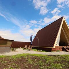 Загородный клуб По Щучьему Велению, коричневый домик в стиле A-Frame на берегу реки, Новая Усмань, Воронежская область