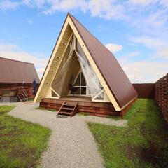 Загородный клуб По Щучьему Велению, коричневый домик в стиле A-Frame на берегу реки, Новая Усмань, Воронежская область