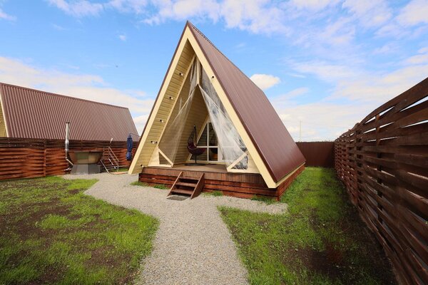 По Щучьему Велению, коричневый домик в стиле A-Frame на берегу реки — фото 1