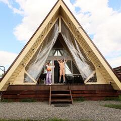 Загородный клуб По Щучьему Велению, коричневый домик в стиле A-Frame на берегу реки, Новая Усмань, Воронежская область