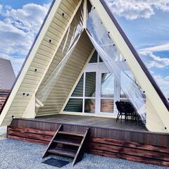 Загородный клуб По Щучьему Велению, коричневый домик в стиле A-Frame на берегу реки, Новая Усмань, Воронежская область