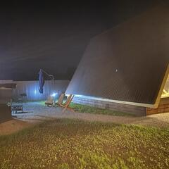 Загородный клуб По Щучьему Велению, коричневый домик в стиле A-Frame на берегу реки, Новая Усмань, Воронежская область