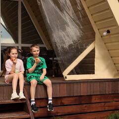 Загородный клуб По Щучьему Велению, коричневый домик в стиле A-Frame на берегу реки, Новая Усмань, Воронежская область