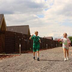 Загородный клуб По Щучьему Велению, коричневый домик в стиле A-Frame на берегу реки, Новая Усмань, Воронежская область