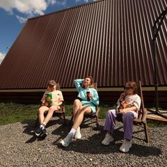 Загородный клуб По Щучьему Велению, коричневый домик в стиле A-Frame на берегу реки, Новая Усмань, Воронежская область