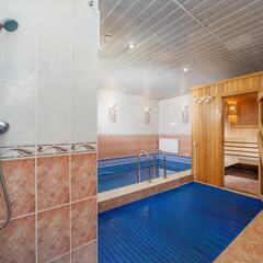 Дом с двумя бассейнами и банкетным залом на Дмитровском шоссе, Московская область