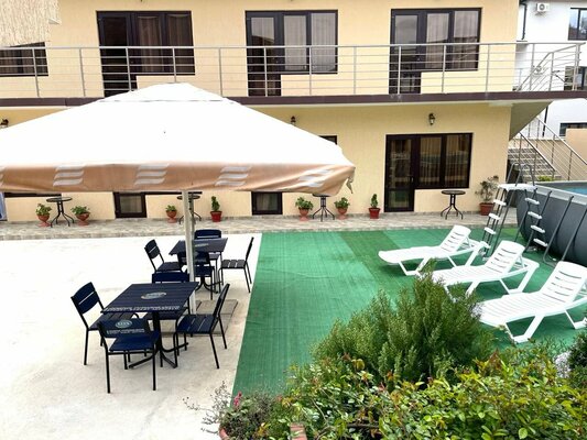 Зона отдыха у бассейна