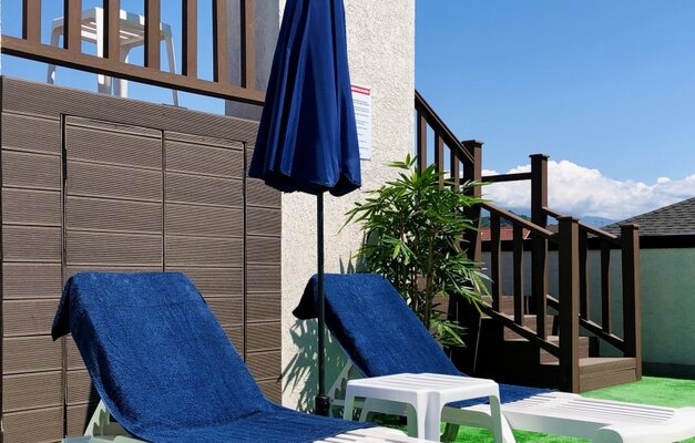 Территория у бассейна