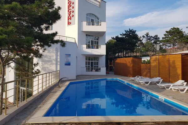 Фасад и бассейн