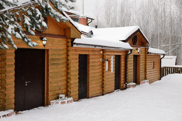 Деревянный дом с баней — фото 1