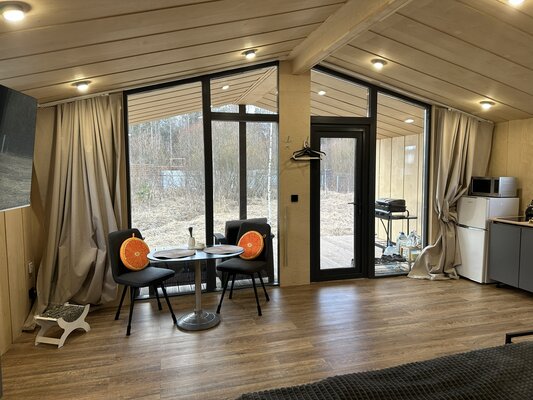 Уютный дом с большой террасой на ферме — фото 1